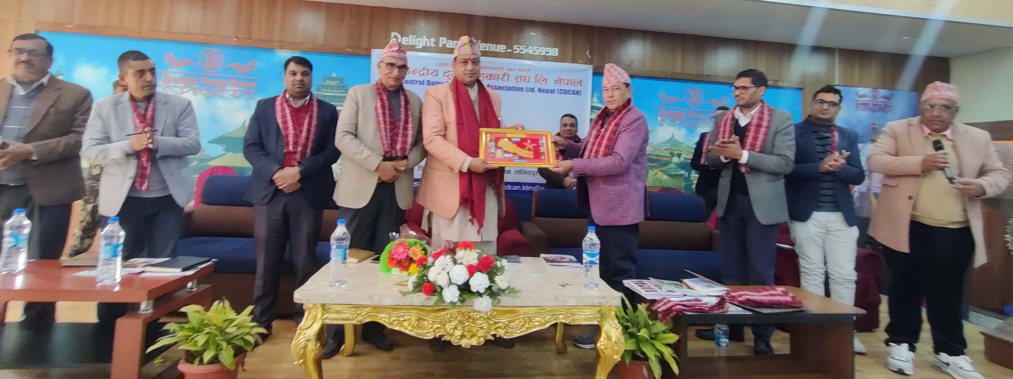 ३१ औं वार्षिक साधारणसभाका प्रमुख अतिथि माननीय मुख्यमन्त्री ईन्द्र बहादुर बानियाँ ज्यूलाई मायाको चिनो हस्तान्तरण गर्नुहुँदै संघका अध्यक्ष अम्मर बहादुर कुँवर